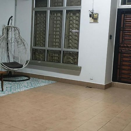 Zulaikha's Homestay Ulu Tiram JB Bagian luar foto