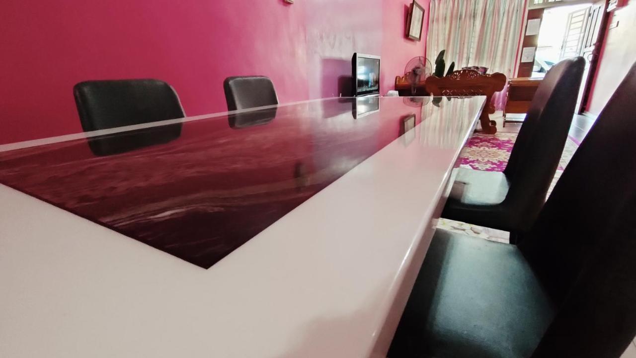 Zulaikha's Homestay Ulu Tiram JB Bagian luar foto